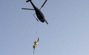 El arcángel del Monte Saint-Michel retirado de su cima en helicóptero  (Fotos)
