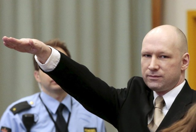 El asesino en masa Anders Breivik hace el saludo nazi al entrar a la sala de la corte en la prisión de Skien, Noruega. 15 de marzo de 2016. El asesino en masa Anders Behring Breivik hizo el martes un saludo nazi en el inicio de un proceso judicial en el que acusa al Estado noruego de un trato inhumano, al mantenerlo en aislamiento después de matar a 77 personas en 2011. REUTERS/Lise Aserud/NTB Scanpix