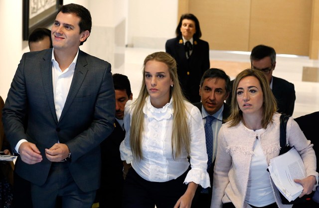 El presidente de Ciudadanos, Albert Rivera, y la esposa del opositor venezolano Leopoldo López, Lilian Tintori (c), junto a la secretaria de Relaciones Internacionales del PSOE, Carme Chacón (d), momentos antes de presentar hoy en el Congreso de los Diputados el Proyecto de Ley de Amnistía para este país. EFE/Sergio Barrenechea