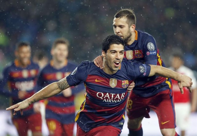 El delantero uruguayo del FC Barcelona Luis Suárez celebra con su compañero, Jordi Alba, el gol marcado ante el Arsenal. EFE