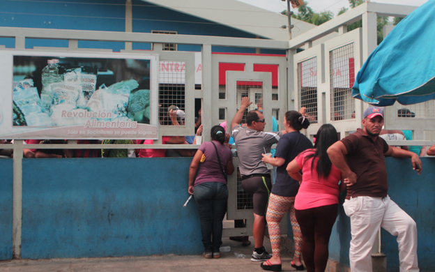 Maracaibo, Venezuela, 18/03/2016. La manana de este viernes se realizo la venta de leche a personas del consejo comunal en el Mercal de San Francisco. La Leche tambien escasea en los supermercados de la region. En la foto: Habitantes de San Francisco hicieron cola para comprar leche