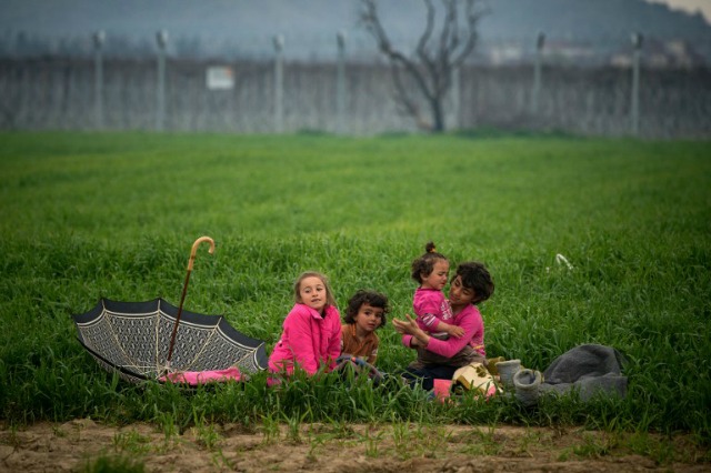 Los niños juegan en un campo cerca de un campamento provisional establecido por los migrantes y refugiados en la frontera entre Grecia y Macedonia, cerca de la localidad de Idomeni el 23 de marzo de 2016. ANDREJ ISAKOVIC / AFP