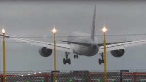 VIDEO: El sorprendente aterrizaje de un Boeing 787 en medio de una tormenta