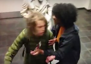 Mujer racista ataca a un estudiante blanco por usar “rastas” (VIDEO)