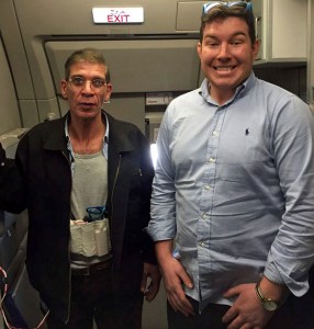 FOTO: Rehén británico se tomó un selfie sonriente con secuestrador del vuelo de EgyptAir