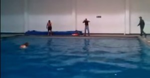 Lo obligaron a lanzarse al agua y murió ahogado (VIDEO)