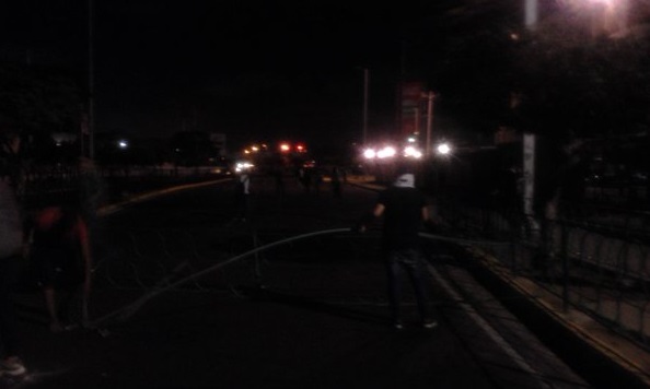 Fuertes disturbios en las adyacencias de la URBE en Maracaibo (Fotos)