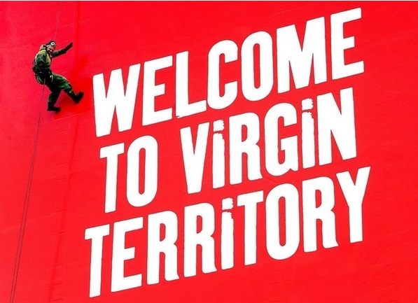  Popular publicidad de la compañía Virgin Airlines Group en los aeropuertos en los que opera