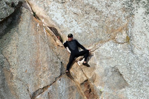 En esta imagen proporcionada por Bob Isenberg, Michael Banks aparece varado a una altura de unos 80 pies en Morro Rock, en Morro Bay, California, el 7 de abril de 2016. (Bob Isenberg via AP)