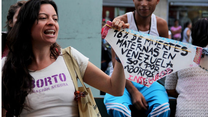Madres de estratos bajos y adolescentes clase media son el rostro del aborto en Venezuela