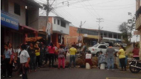 #11A: Protestan por interrupciones en el servicio de agua en Táchira