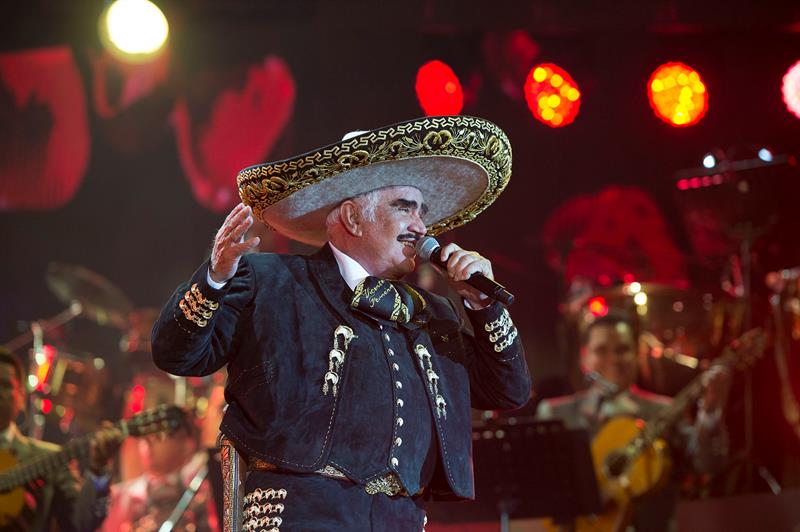 Vicente Fernández se despidió de los escenarios en un histórico concierto (Fotos y Video)