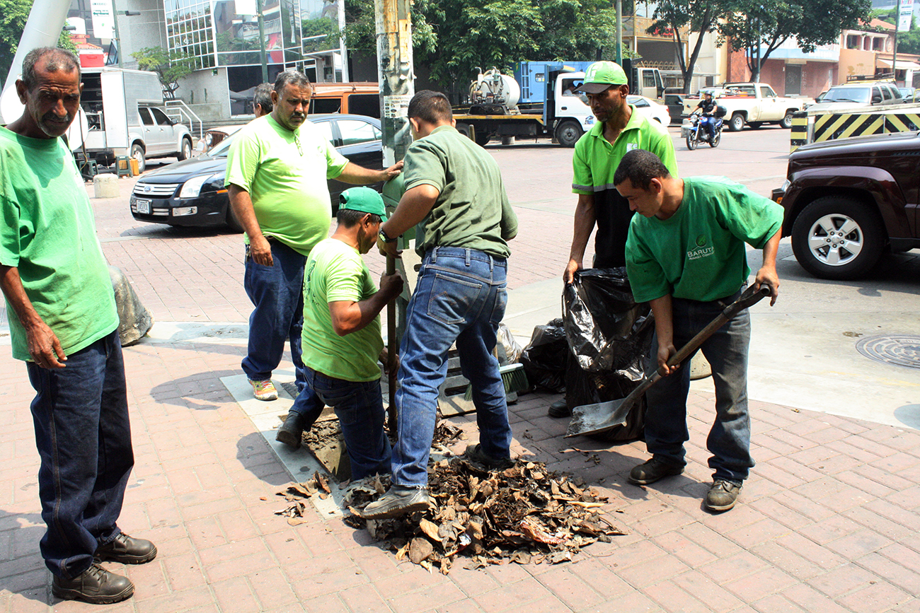 Alcaldía de Baruta realiza limpieza de drenajes y sumideros en Las Mercedes