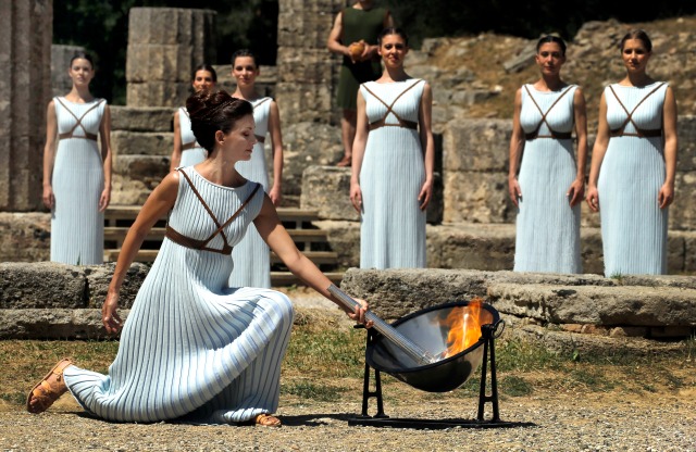 La actriz Katerina Lehou en el ensayo de vestuario del encendido de la antorcha olímpica en Olimpia, Grecia, abr 20, 2016. La gran sacerdotisa elevó el miércoles sus brazos hacia el cielo, invocando al dios del Sol, Apolo, en el lugar de nacimiento de los Juegos Olímpicos durante el último ensayo para encender la antorcha que viajará este año a Río de Janeiro. REUTERS/Yannis Behrakis