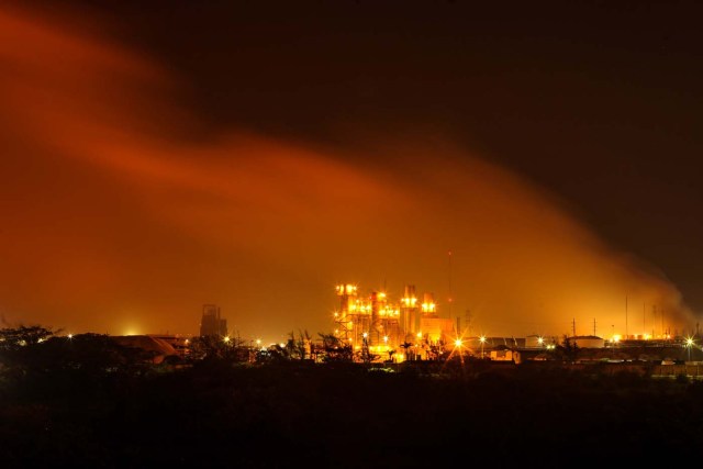 Una columna de humo se eleva sobre la planta petroquímica de Petróleos Mexicanos en Coatzacoalcos, México, el miércoles 20 de abril de 2016. Una explosión sacudió la planta en la costa sur del golfo de México, causando decenas de heridos. (AP Foto/Felix Marquez)