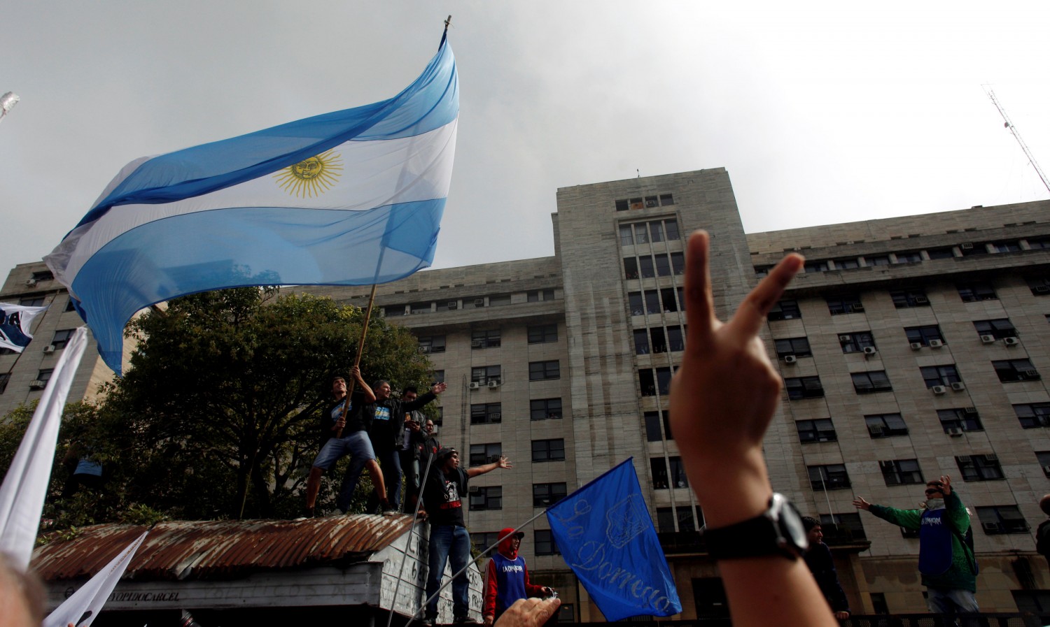 Argentina paga todas sus deudas a los fondos buitre y sale airosa del default