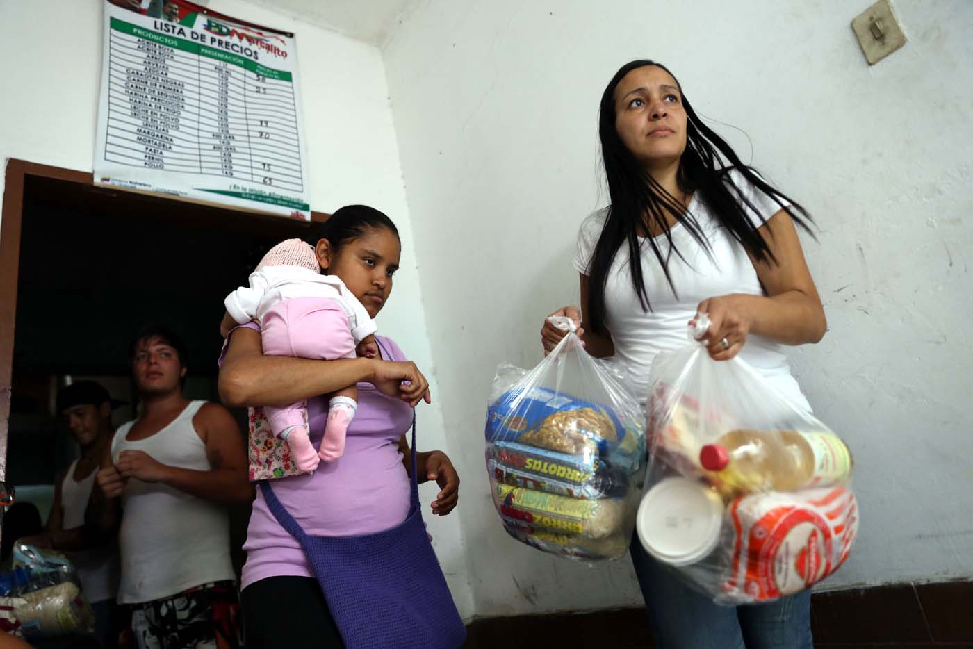 Bolsas de comida llegan tarde, incompletas y no alcanzan para todos