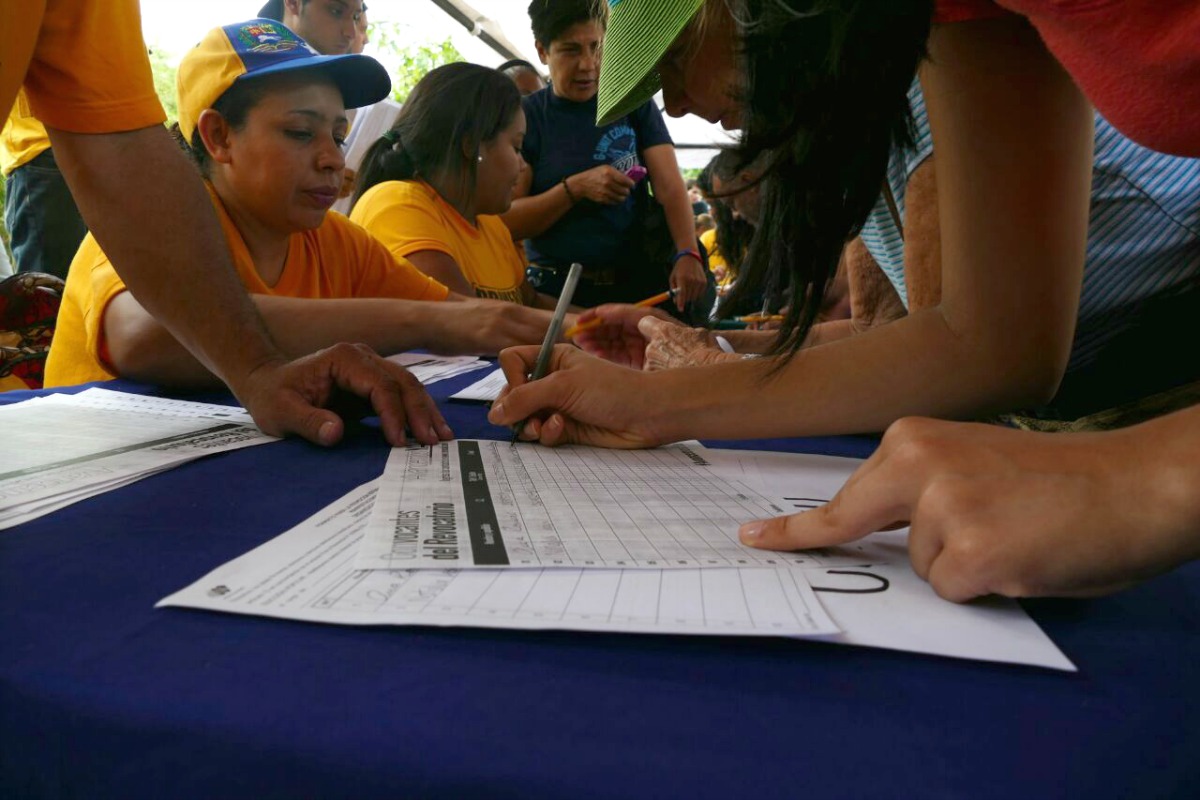 ¡Todos a firmar! Venezolanos salen las calles para estampar su rúbrica (Fotos)