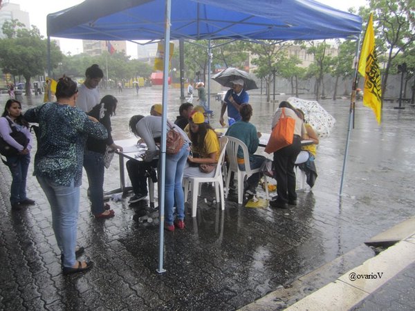 FOTO: Bajo la lluvia, venezolanos continuaron firmando para el Revocatorio este #30A