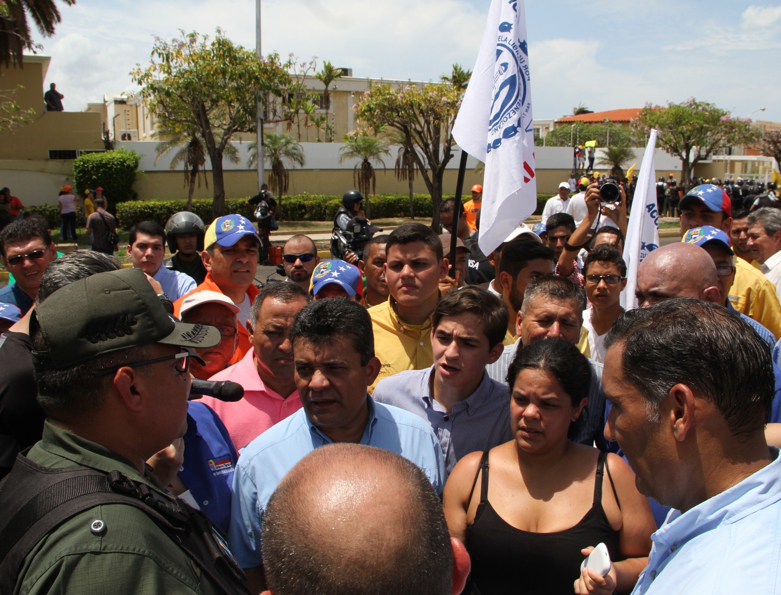 MUD Zulia entrega documento al CNE para exigir respuesta sobre el revocatorio (Fotos)