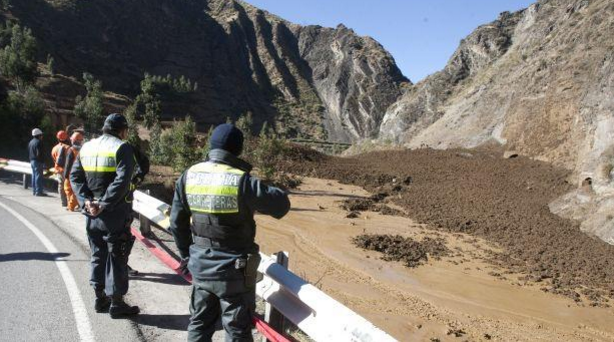 Sepultados al menos a seis trabajadores en una mina en Perú tras derrumbe