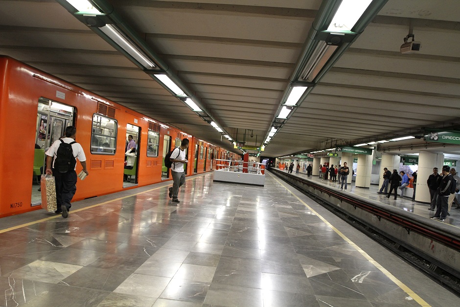 Anciano muere en el metro de Ciudad de México y todos pensaron que dormía