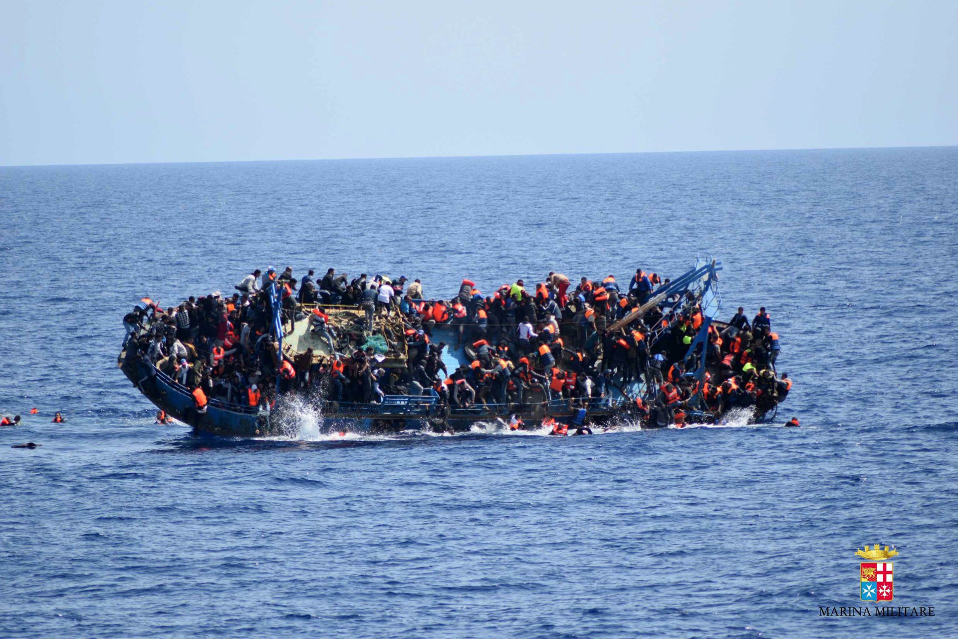 Se hundió un barco en el Mediterráneo con más de 500 refugiados (FOTOS)