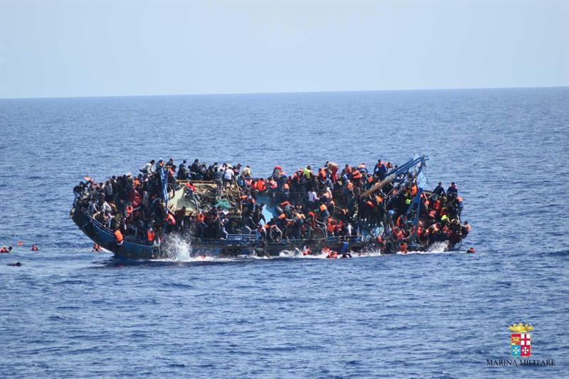 Una barcaza con un centenar de inmigrantes naufraga en el Canal de Sicilia