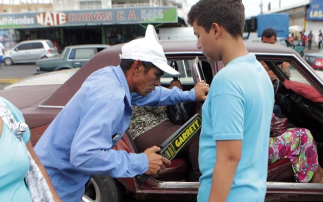 La inseguridad en los carritos por puesto de La Curva a llevado a pasar a las personas por detector de metales para su seguridad 