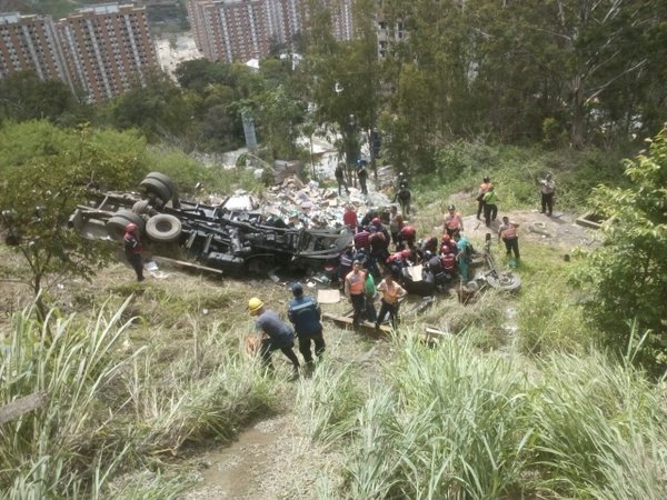 Saquean camión de pañales que volcó en Tazón (FOTOS)