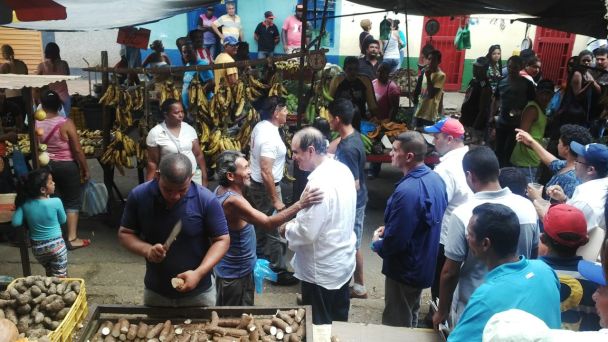 Jorge Carvajal recibió el respaldo y el afecto de la gente de El Callao 