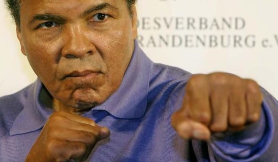 Foto de archivo de la leyenda del boxeo Muhammad Ali posando en una rueda de prensa en Berlín. Dic 16, 2005. REUTERS/Arnd Wiegmann