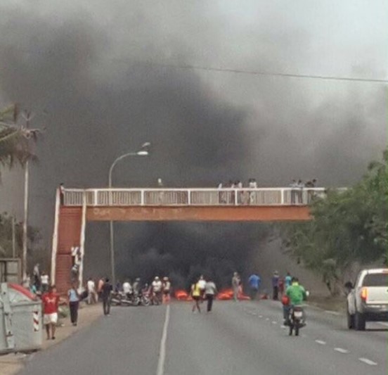 Vecinos de Villa Rosa protestan por escasez de alimentos en Margarita