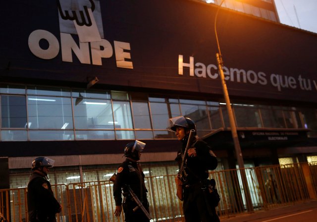 Policías vigilan afuera de la Oficina Nacional de Procesos Electorales (ONPE), en Lima, Perú. 7 de junio de 2016. El economista de centroderecha Pedro Pablo Kuczynski consolidada el miércoles su estrecha pero constante ventaja sobre la conservadora Keiko Fujimori, y se acercaba más a la presidencia de Perú en los comicios más ajustados en cinco décadas. REUTERS/Janine Costa