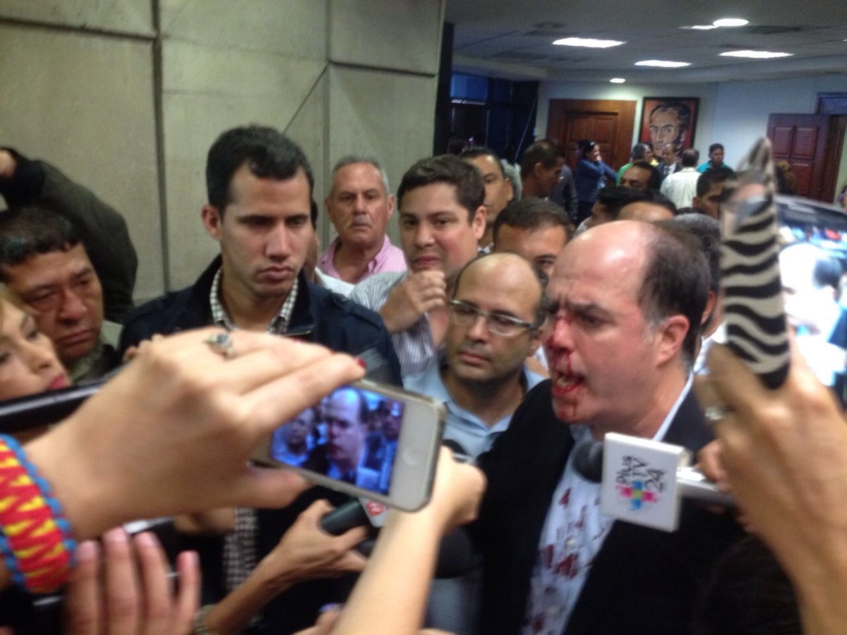 MP investiga agresión a Julio Borges frente a la sede del CNE