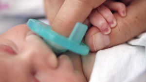 Investigan cambio de bebé al nacer en hospital peruano