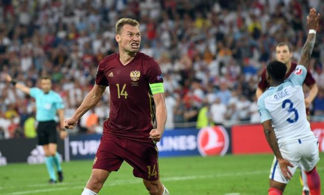 El defensa ruso Vasili Berezutski celebra el empate a un gol contra Inglaterra en partido de la Eurocopa. EFE