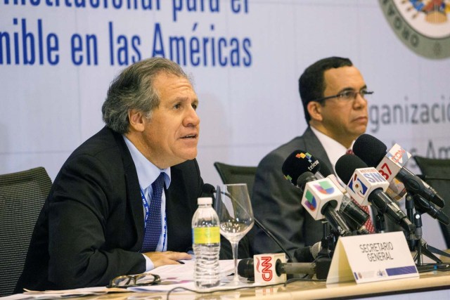 Dominican Republic Minister of Foreign Affairs Andres Navarro (R) with Secretary General of the Organization of American States (OAS), Luis Almagro, in a June 12, 2016 press conference ahead of the June 13-15 OAS 46th General Ordinary Assembly, in Santo Domingo, Dominican Republic. The OAS will open the General Assembly discussing the crisis in Venezuela and the Inter-American Human Rights Commission budget and political conflict. / AFP PHOTO / ERIKA SANTELICES