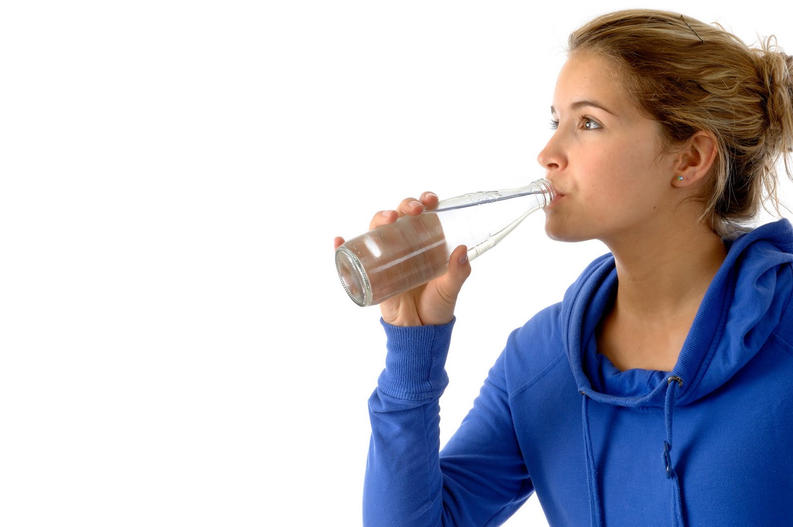 Esto es lo que sucede cuando bebemos agua con el estómago vacío