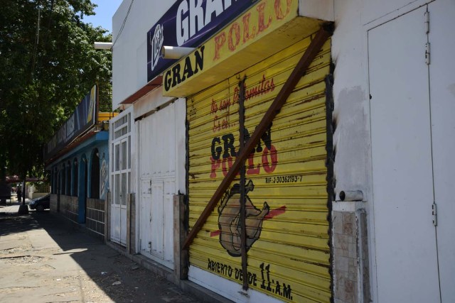 A store remains closed in Cumana, Venezuela on June 16, 2016. Venezuelan police arrested 400 people after the country's food crisis erupted into looting in Cumana this week, a pro-government official said Thursday, blaming the rioting on the political opposition. / AFP PHOTO / MANUEL TRUJILLO