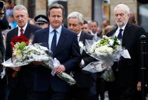 Cameron aboga por la tolerancia en homenaje a diputada asesinada