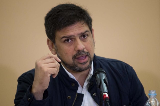 CAR01. CARACAS (VENEZUELA), 16/06/2016.- El líder opositor venezolano Carlos Ocariz habla con la prensa hoy, jueves 16 de junio del 2016, en la ciudad de Caracas (Venezuela). Unos 1.200 venezolanos, de los más de 1,3 millones que firmaron para iniciar un proceso de referendo revocatorio para cesar el mandato del presidente Nicolás Maduro, anularon su firma de ese proceso, informó hoy el vocero opositor Carlos Ocariz. EFE/MIGUEL GUTIÉRREZ