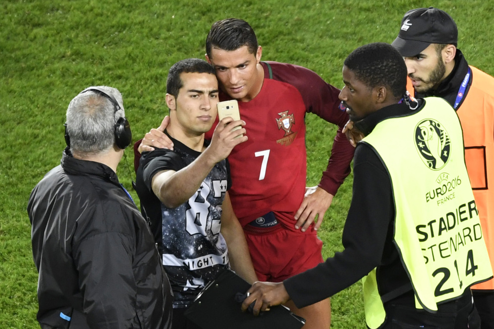 El selfie de un fanático con Cristiano Ronaldo que traería una multa a la selección