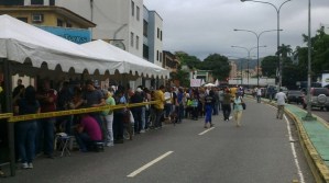 EN FOTOS: En Carabobo ya se ven colas para validar las firmas que activan el revocatorio
