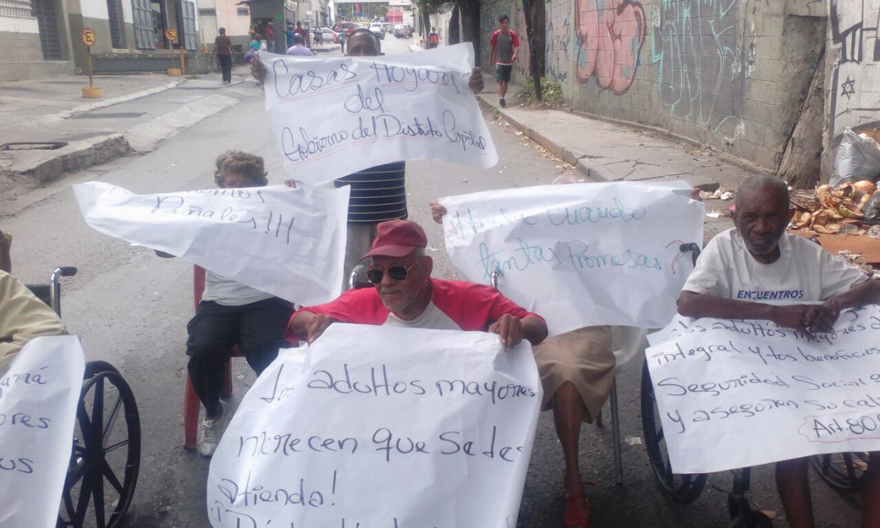 Ancianos de la Casa Hogar Luis Ordaz en San Martín protestan por falta de comida