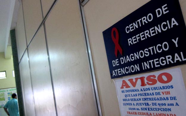 Al menos dos mil pacientes con VIH no reciben tratamiento