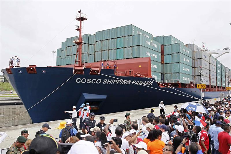Multitud retó al calor mientras barco inaugura expansión del canal de Panamá
