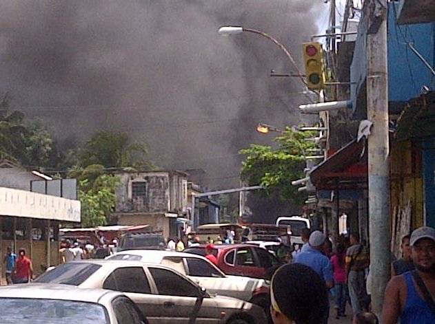 Por falta de comida y agua quemaron cauchos en Caripito (fotos)