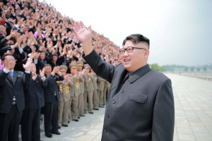 La sesión de fotos de Kim Jong-un  con más de un millar de protagonistas del ensayo de misiles