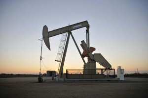 Precio del petróleo estable: Repunte de producción en EEUU presiona al mercado